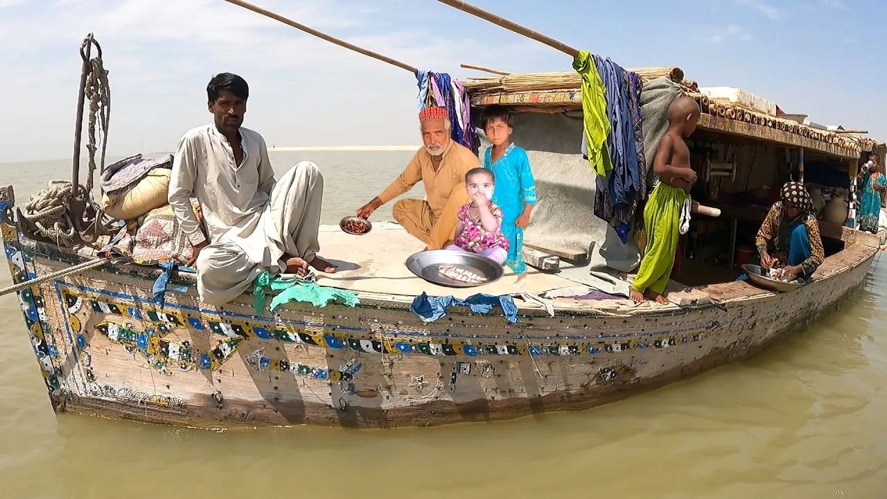 (ویدئو) این قبیله باستانی پاکستانی روی آب زندگی می کنند؛ پخت ماهی روی قایق!