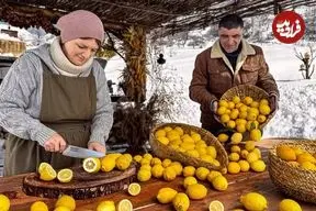 ببینید| غذای روستایی در آذربایجان؛ پخت یک غذای متفاوت با گوشت و لیمو در هوای برفی