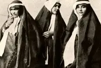 عکس| سفر به ایران قدیم؛ زن ایرانی در حال کمک کردن به گدا در دوران قاجار