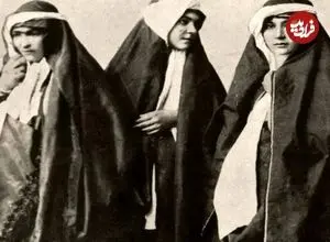 عکس| سفر به ایران قدیم؛ زن ایرانی در حال کمک کردن به گدا در دوران قاجار