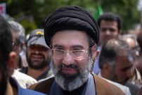 عکس؛ سفر به تاریخ؛ «سید مجتبی و سید مصطفی خامنه‌ای» در مراسم ترحیم «محافظ رهبر انقلاب»؛ سال 1395