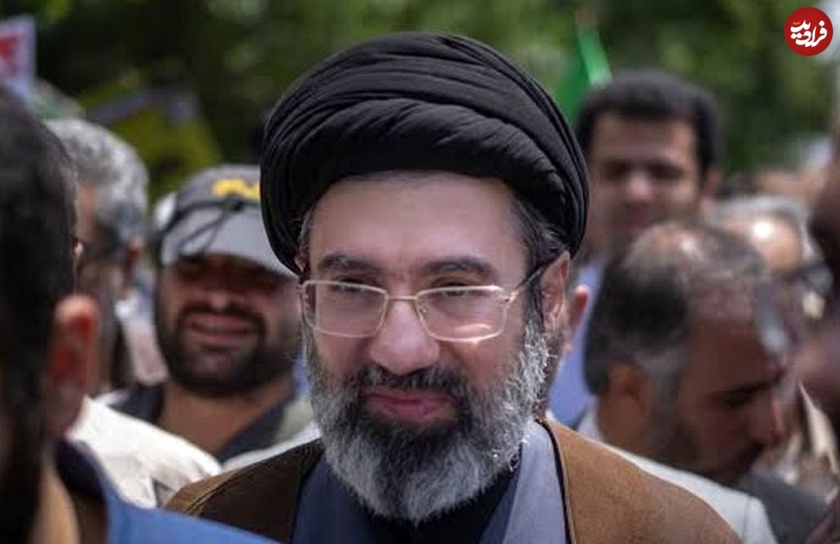 عکس؛ سفر به تاریخ؛ «سید مجتبی و سید مصطفی خامنهای» در مراسم ترحیم «محافظ رهبر انقلاب»؛ سال 1395