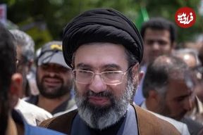 عکس؛ سفر به تاریخ؛ «سید مجتبی و سید مصطفی خامنه‌ای» در مراسم ترحیم «محافظ رهبر انقلاب»؛ سال 1395