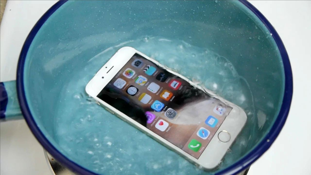 (ویدئو) اگر گوشی تلفن تان را در آب بجوشانید، چه اتفاقی می افتد؟