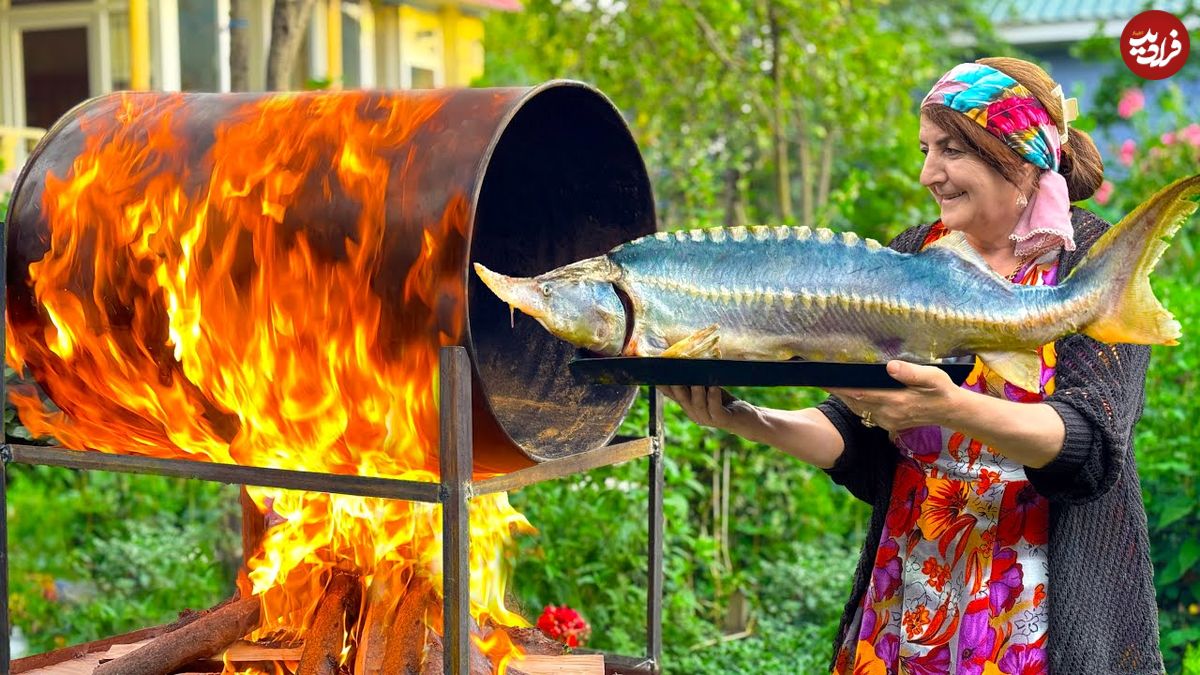 ببینید؛ غذای روستایی در آذربایجان؛ کباب کردن ماهی خاویاری بزرگ در بشکه