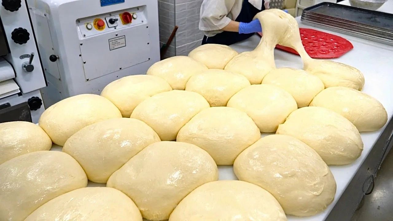 (ویدئو) نحوه پخت 1500 نان سئولی توسط نانواهای ماهر کره ای