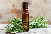 ۲۱ واقعیت شگفت‌انگیز از خواص رزماری برای پوست، مو و تندرستی