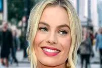 عکس| سفر در زمان؛ «مارگو رابی» در فرودگاه بین‌المللی لس آنجلس؛ سال 1393