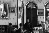 عکس| سفر به ایران قدیم؛ خبرخوانی ناصرالدین شاه؛ گوشه‌ای از زندگی سلطنتی در عصر قاجار 