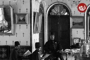 عکس| سفر به ایران قدیم؛ خبرخوانی ناصرالدین شاه؛ گوشه‌ای از زندگی سلطنتی در عصر قاجار 