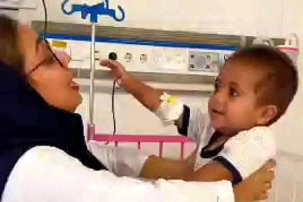 ویدئویی از آواز خواندن پرستار زن برای کودک بیمار که تحسین مردم را برانگیخت