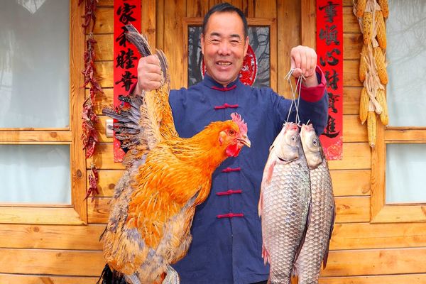 (ویدئو) غذای روستایی در چین؛ نحوه پخت یک غذای محلی با مرغ و ماهی