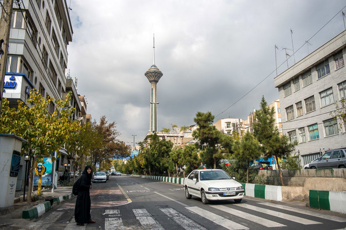 (عکس) سفر به تهران قدیم؛ ممنوعیت تردد خودروها در خیابان‌های شلوغ تهران