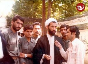 عکس؛ سفر در زمان؛ «شهید باهنر، مطهری، هاشمی رفسنجانی و رهبر انقلاب در یک راهپیمایی»؛ سال 57