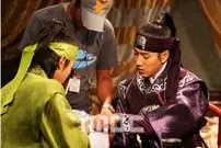 عکس| سفر زمان؛ «جومونگ» در حال چکاندن قطره در چشمش در کنار «سوسانو»