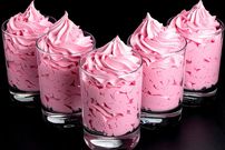 ببینید؛ طرز تهیه یک دسر ساده و خنک تابستانی با گیلاس یخ زده و خامه 