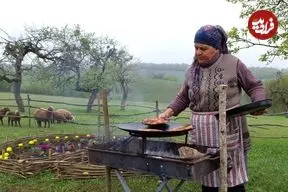 ببینید| غذای روستایی در آذربایجان؛ پخت برگر مرغ، نان تازه و کوکو سیب زمینی