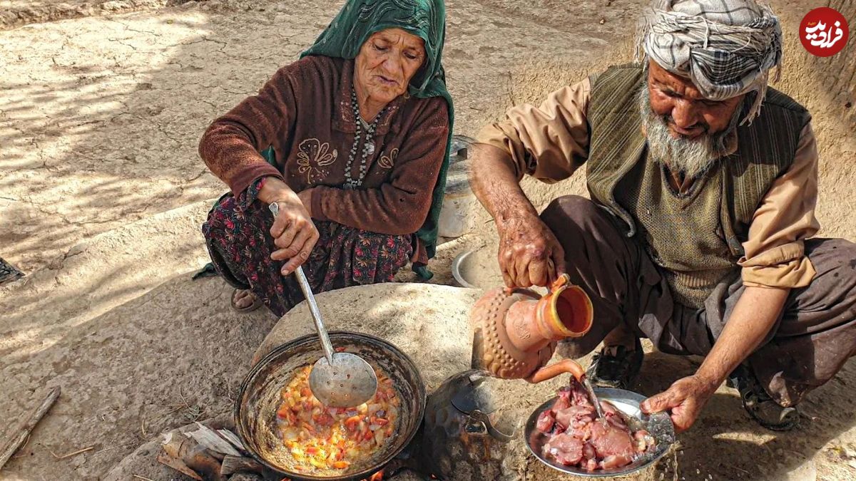 (ویدئو) غذای روستایی در افغانستان؛ پخت خورشت مرغ و گوجه توسط یک زوج مسن