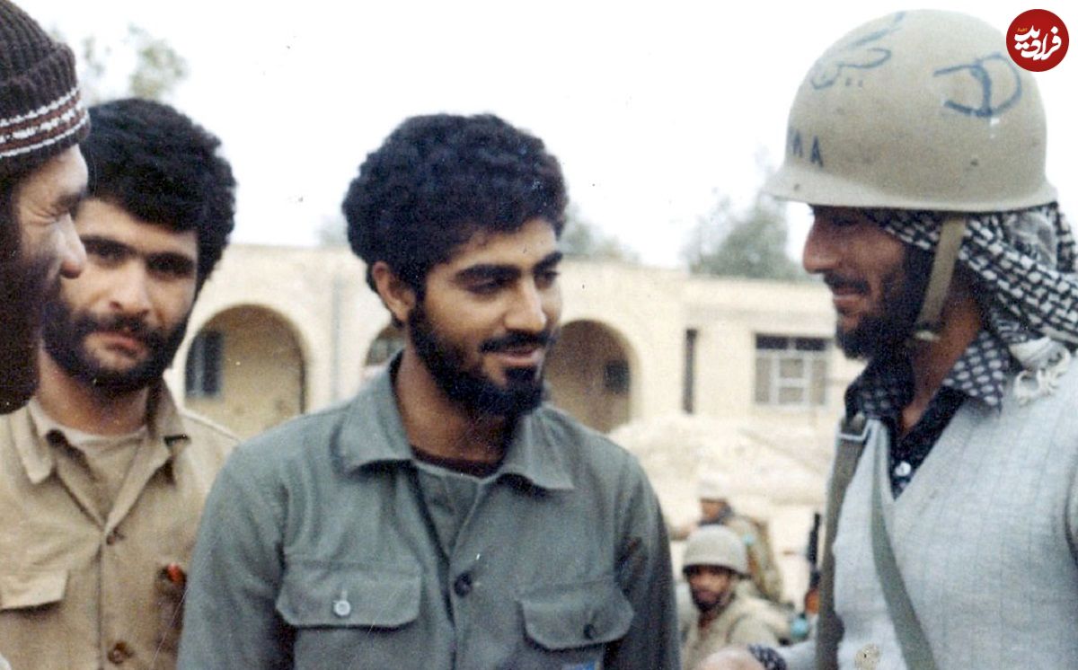 عکس؛ سفر در زمان؛ «سردار سلیمانی در حال گفتگو با محسن رضایی»؛ دهه 60