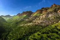 عکس| سفر زمان؛ مرد کُرد و الاغش در حال عبور از یک مسیر کوهستانی در «اورامان»؛ 125 سال قبل
