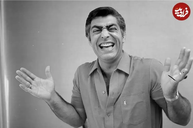 عکس| سفر در زمان؛ «فردین» با تیپ رسمی و در مغازه فرش فروشی اش؛ دهه 70