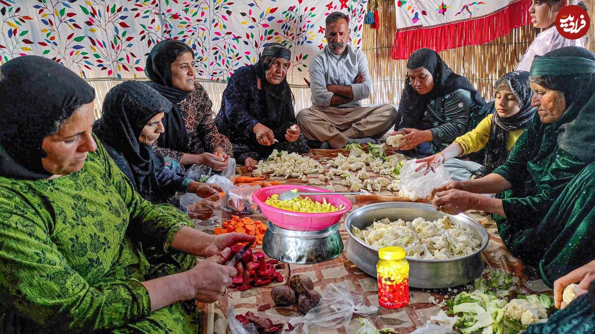 ببینید؛ غذای روستایی در ایران؛ تهیه ترشی مخلوط گل کلم توسط بانوان عشایر