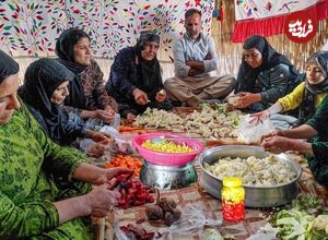 ببینید؛ غذای روستایی در ایران؛ تهیه ترشی مخلوط گل کلم توسط بانوان عشایر
