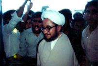 عکس؛ سفر در زمان؛ «محمدصادق خلخالی در حال امحای مواد مخدر»؛ سال 1359