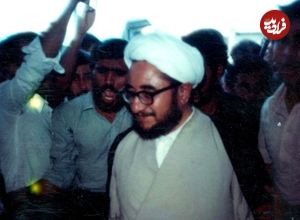 عکس؛ سفر در زمان؛ «محمدصادق خلخالی در حال امحای مواد مخدر»؛ سال 1359