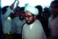 عکس؛ سفر در زمان؛ «محمدصادق خلخالی در حال امحای مواد مخدر»؛ سال 1359