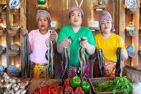 ببینید| غذای روستایی در سنگاپور؛ پخت سوسیس مار و مارماهی سرخ شده