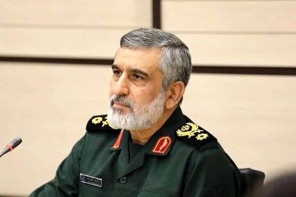 عکس؛ سفر در زمان؛ «سردار حاجی زاده» در یک مراسم در بیت رهبری؛ سال 1403