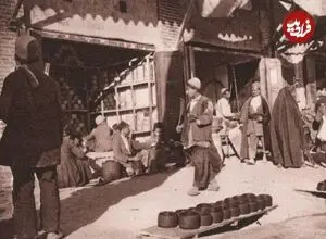 عکس| سفر به گذشته؛ مرد جوان در حال مصرف تریاک در یکی از روستاهای ایران؛ سال 1328
