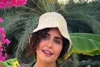 عکس| سفر زمان؛ «الناز شاکردوست» 29 ساله با چادرنماز در حال خواندن قرآن در حرم امام رضا (ع)