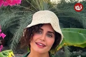 عکس| سفر زمان؛ «الناز شاکردوست» 29 ساله با چادرنماز در حال خواندن قرآن در حرم امام رضا (ع)