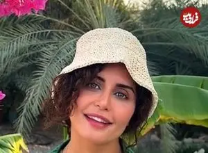 عکس| سفر زمان؛ «الناز شاکردوست» 29 ساله با چادرنماز در حال خواندن قرآن در حرم امام رضا (ع)