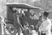 عکس| سفر زمان؛ عکس یادگاری روستایی‌های با سرباز؛ بیش از یک قرن قبل