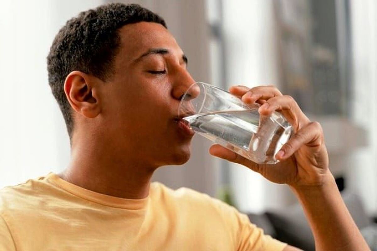 چرا نوشیدن آب قبل از خواب برای سلامتی مضر است؟