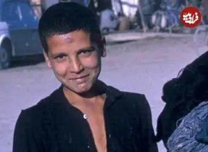 عکس| سفر به ایران قدیم؛ پسر جوان و خری با بار کلاف در یکی از خیابان‌های اصفهان؛ سال 1340