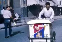 عکس| سفر به عصر قاجار؛ تهرانی ها در حال خوردن بستنی در کنار یک بستنی فروش دوره گرد