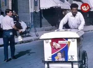 عکس| سفر به عصر قاجار؛ تهرانی ها در حال خوردن بستنی در کنار یک بستنی فروش دوره گرد
