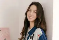 عکس سفر زمان؛ چهرۀ خندان «لی سو یئون» در پشت‌صحنه سریال «دونگ‌یی»