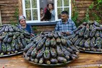 (ویدئو) غذاهای روستایی: تهیه ترشی بادمجان شکم پر به سبک بانوی روستایی آذربایجانی