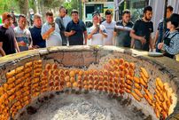 ببینید؛ غذای خیابانی در ازبکستان؛ پخت سمبوسه در تنور بزرگ در نمنگان 