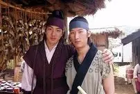 عکس| سفر به تاریخ؛ عکس یادگاری «یونگ‌پو؛ اویی و هاندانگ» در پشت‌صحنه سریال «جومونگ»