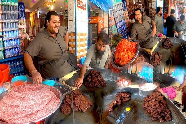 (ویدئو) غذای خیابانی در افغانستان؛ پخت دیدنی چاپلی کباب به سبک آدم خان
