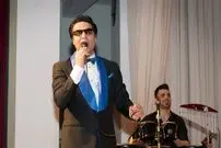 عکس| سفر در زمان؛ ژست «امید، خواننده» با اسلحه و در جبهه؛ دهه 60