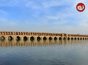 عکس| سفر زمان؛ منظرۀ «سی و سه پل و چریدن گوسفندها در زاینده‌رود»؛ 50 سال قبل