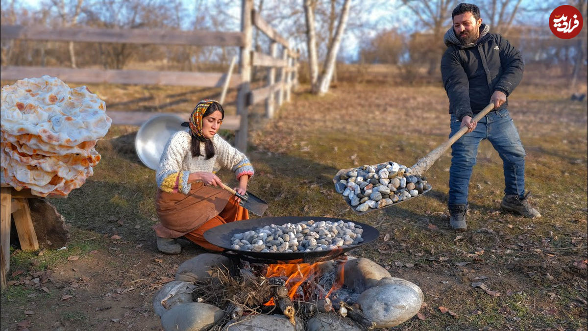 (ویدئو) غذای روستایی در آذربایجان؛ پخت نان روی سنگ های رودخانه ای