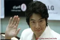 عکس| سفر به تاریخ؛ «جومونگ» در حال گرفتن «سکّه» از مدیران ایرانی؛ سال 88